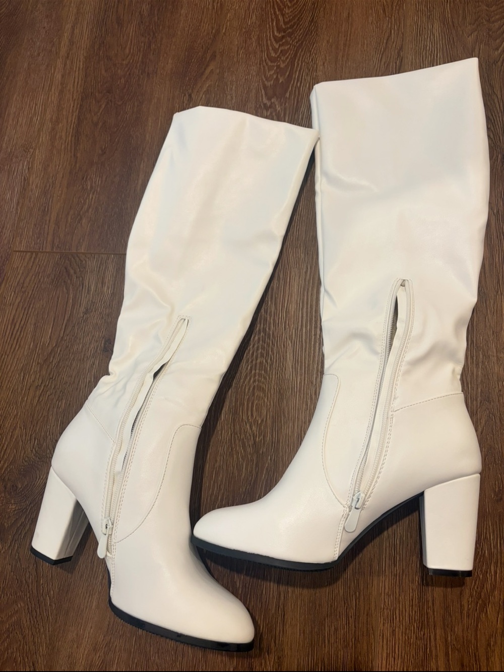 Dream pairs white boots never worn